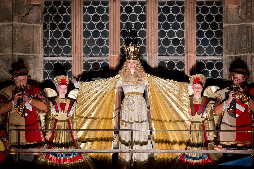 「クリストキント」（幼子キリスト）は２年に一度ニュルンベルク生まれの１６歳から１９歳の女の子の中から選ばれるクリスマスのシンボル的存在。クリストキントが聖母教会のバルコニーに現れ、マーケットの開幕を宣言した＝２０１４年１１月２８日、ドイツ・バイエルン州ニュルンベルク（ＡＰ）