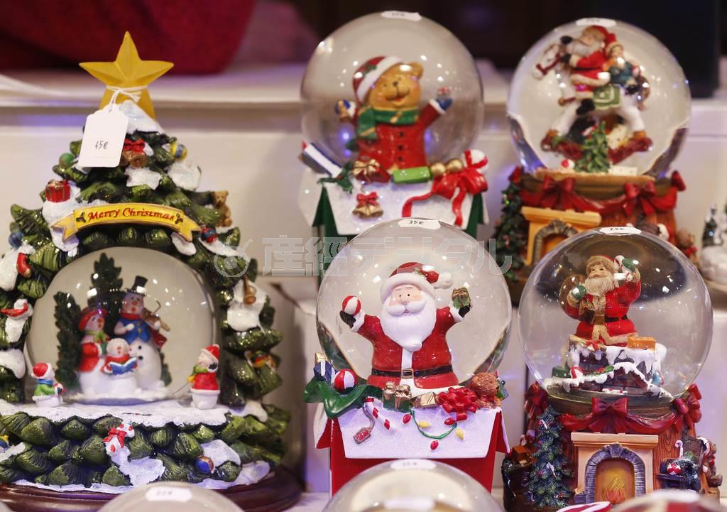 ストラスブールの子供のクリスマスマーケットには、サンタクロースやツリーをモチーフにした小物が並んでいた＝２０１４年１１月２９日、フランス・ストラスブール（ロイター）