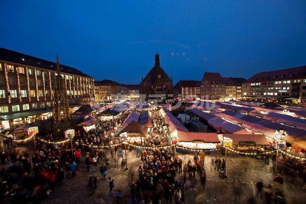 ニュルンベルクのクリスマスマーケットは１２月２４日までの期間中、地元の人から観光客まで、２００万人を超す人たちでにぎわう＝２０１４年１１月２８日、ドイツ・バイエルン州ニュルンベルク（ＡＰ）