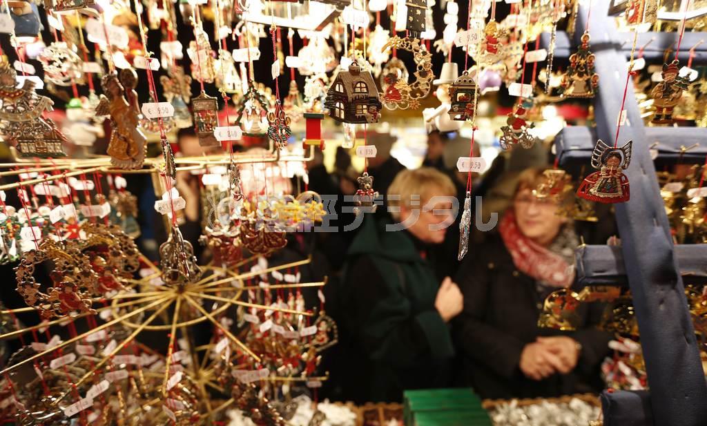 世界一有名といわれ、格式の高いニュルンベルクのクリスマスマーケット。さまざまなクリスマス飾りが所狭しと並び幻想的な世界へと誘う＝２０１４年１１月２８日、ドイツ・バイエルン州ニュルンベルク（ロイター）