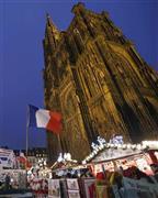 ストラスブール大聖堂の近くで１５７０年から開催されている子供のクリスマスマーケット。歴史あるクリスマスマーケットとして知られ、毎年１２月３１日まで開かれる＝２０１４年１１月２９日、フランス・ストラスブール（ロイター）