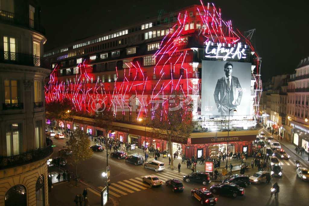 パリらしい気候が続く中、あちらこちらでクリスマスのイルミネーションが輝いています。写真はパリを代表する百貨店「ギャラリー・ラファイエット」の夜景です＝２０１４年１１月２４日、フランス・首都パリ（ロイター）