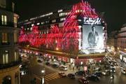 パリらしい気候が続く中、あちらこちらでクリスマスのイルミネーションが輝いています。写真はパリを代表する百貨店「ギャラリー・ラファイエット」の夜景です＝２０１４年１１月２４日、フランス・首都パリ（ロイター）
