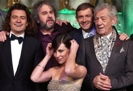 英俳優のイアン・マッケランさん（右）やマーティン・フリーマンさん（右から２人目）＝２０１４年１２月１日、英国・首都ロンドン（ＡＰ）