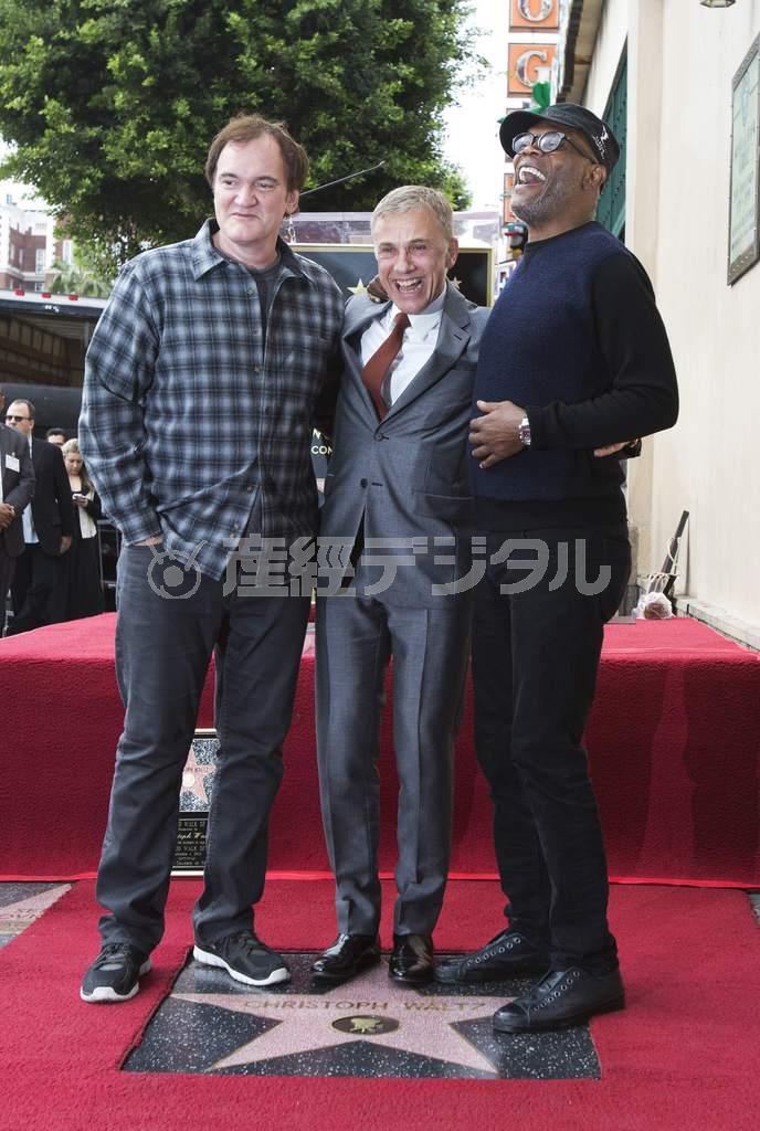 （左から）クエンティン・タランティーノ監督、オーストリアの俳優、クリストフ・ヴァルツさん、米俳優、サミュエル・Ｌ・ジャクソンさん＝２０１４年１２月１日、米カリフォルニア州ロサンゼルス（ロイター）