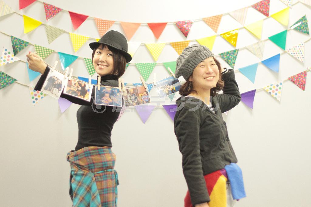 「さまざまな家族のカタチがあっていい」と話す「にじいろかぞく」の小野春さん（右）と、一般社団法人「Ｇｅｔ＿ｉｎ＿ｔｏｕｃｈ」理事長の東ちづる＝２０１４年１１月２１日（ｔｏｂｏｊｉさん撮影、提供写真）