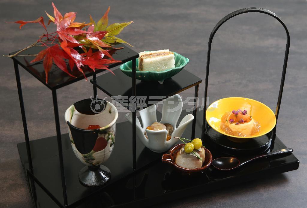 まるで芸術作品のような前菜。和牛テンダーロインカツサンドを加えるなど、旧来の和食にこだわらない姿勢が感じられる＝２０１４年１１月１４日、京都市中京区（志儀駒貴撮影）