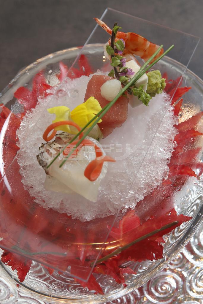 紅葉したモミジの葉を使うなど、器にも秋らしさが漂う本マグロなどの刺身＝２０１４年１１月１４日、京都市中京区（志儀駒貴撮影）