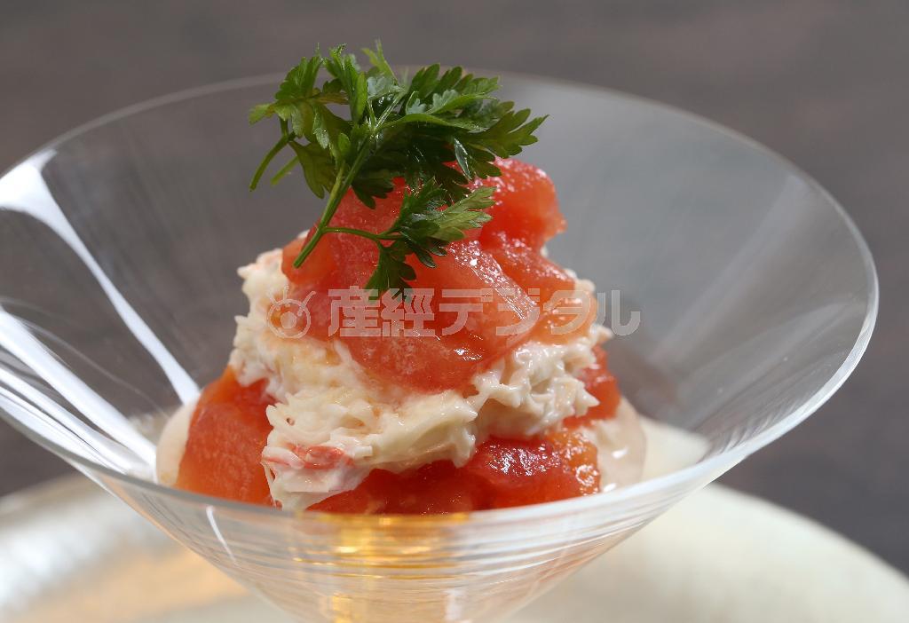 酸味や辛味、クリーミーさの融合が絶妙な「ずわい蟹とトマトのサラダ」＝２０１４年１１月１４日、京都市中京区（志儀駒貴撮影）