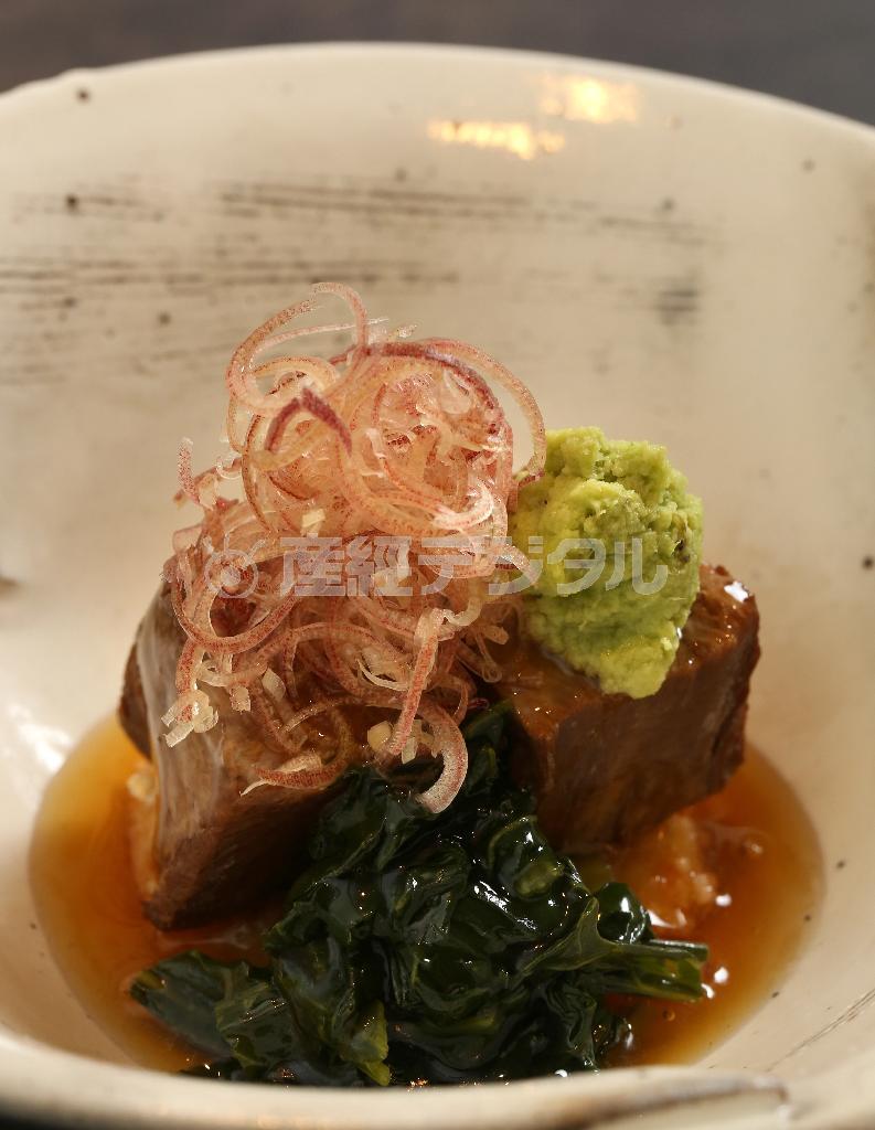 最高級の飛騨牛の牛タンを使ったユニークな「和牛牛タン柔らか煮」。「東京料理」の真骨頂といえるだろう＝２０１４年１１月１４日、京都市中京区（志儀駒貴撮影）