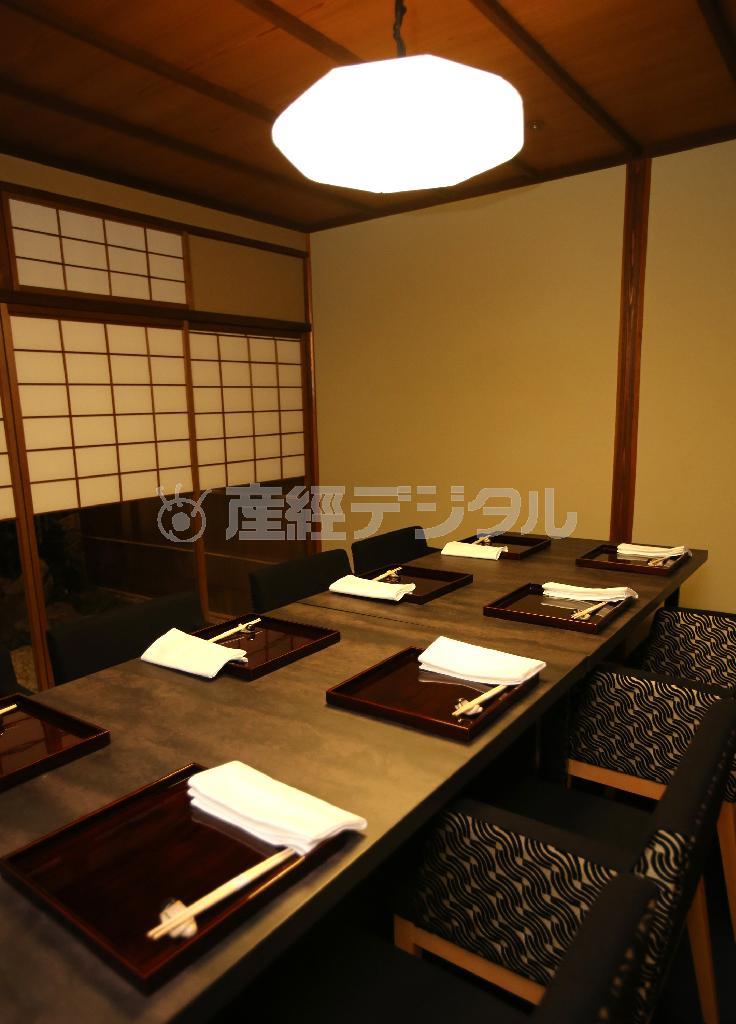 シックな店内にも老舗ならではの気配りが感じられる＝２０１４年１１月１４日、京都市中京区（志儀駒貴撮影）