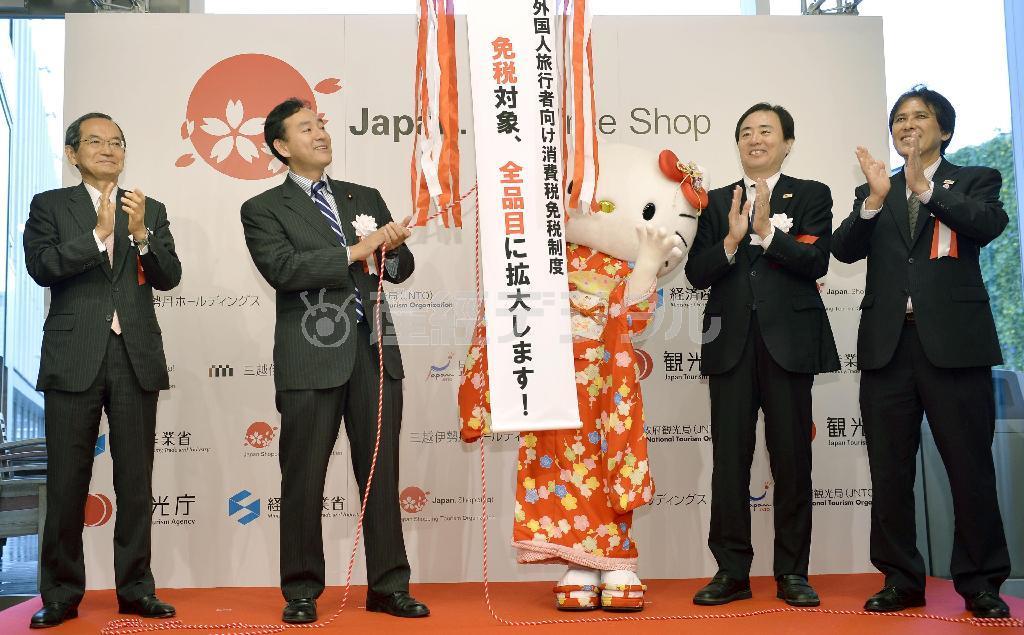 １０月１日から消費税の免税品目を拡大するなど、政府は海外観光客の呼び込みやクールジャパンの売り込みに取り組んでいる＝２０１４（平成２６）年、東京都中央区銀座（共同）