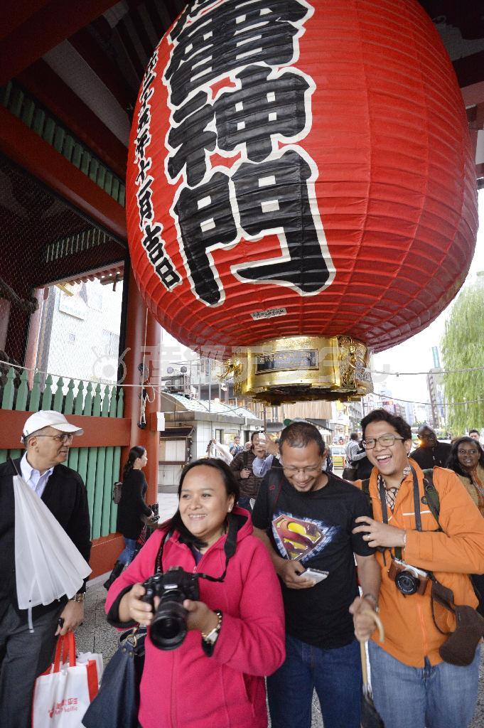 東京・浅草の浅草寺を訪れた外国人観光客。政府は２０２０年の東京五輪までに訪日外国人を年２０００万人に増やす目標を掲げている＝２０１４（平成２６）年１０月２２日、東京都台東区（共同）