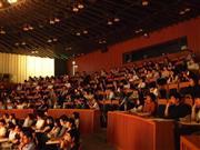 ２０１３年の「ｍｙ＿Ｊａｐａｎ＿Ｃｏｎｆｅｒｅｎｃｅ」。大勢の参加者が会場を埋め、一緒に日本の未来について考えた（上智大学＿有志学生記者、久原啓撮影）