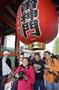 東京・浅草の浅草寺を訪れた外国人観光客。政府は２０２０年の東京五輪までに訪日外国人を年２０００万人に増やす目標を掲げている＝２０１４（平成２６）年１０月２２日、東京都台東区（共同）