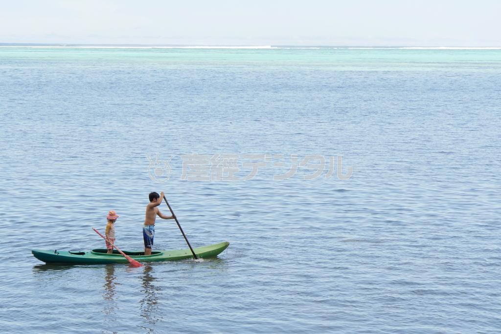 環礁に守られたラグーンで、カヤックに乗って海に漕ぎ出す海友（右）たち＝２０１４年１０月１５日、ミクロネシア連邦（米信託統治領）・ヤップ州マープ島（越智隆治さん撮影）