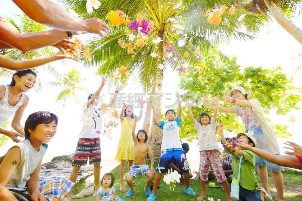 花輪の花を投げて遊ぶ子供たち＝２０１４年１０月１９日、ミクロネシア連邦（米信託統治領）・ヤップ州マープ島（越智隆治さん撮影）