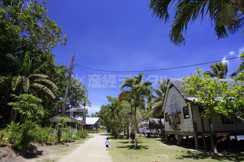 唯一の宿泊施設とダイビングサービスがあるワチュラブ村ののどかな風景＝２００７年２月２３日、ミクロネシア連邦（米信託統治領）・ヤップ州マープ島（越智隆治さん撮影）