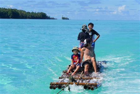 イカダに乗って海へ繰り出す子供たち。ちょっとした冒険にワクワクしていた＝２０１４年１０月１９日、ミクロネシア連邦（米信託統治領）・ヤップ州マープ島（越智隆治さん撮影）