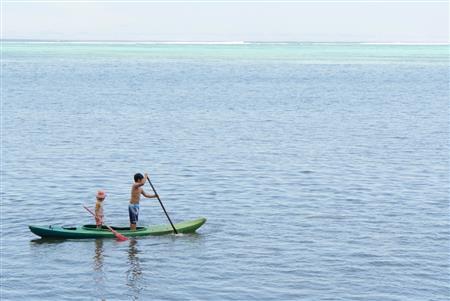 環礁に守られたラグーンで、カヤックに乗って海に漕ぎ出す海友（右）たち＝２０１４年１０月１５日、ミクロネシア連邦（米信託統治領）・ヤップ州マープ島（越智隆治さん撮影）