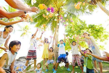 花輪の花を投げて遊ぶ子供たち＝２０１４年１０月１９日、ミクロネシア連邦（米信託統治領）・ヤップ州マープ島（越智隆治さん撮影）