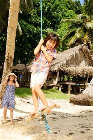 島ではパチンコ、木登りやターザンごっこなど野性味あふれた遊びを楽しんでいた＝２０１４年１０月１８日、ミクロネシア連邦（米信託統治領）・ヤップ州マープ島（越智隆治さん撮影）