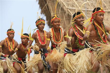 伝統的なイベント、ヤップデイでヤップダンスを披露する若者たち＝２００７年３月２日、ミクロネシア連邦（米信託統治領）・ヤップ州マープ島（越智隆治さん撮影）