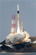 小惑星探査機「はやぶさ２」を搭載して打ち上げられるＨ２Ａロケット２６号機＝３日午後、鹿児島県南種子町の種子島宇宙センター