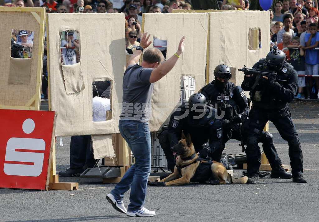 犯罪者制圧の訓練を公開したベルリン警察の特殊部隊。犯罪予測ソフトが導入されれば、犯罪捜査も劇的に変化する＝２０１４年９月７日、ドイツ・首都ベルリン（ロイター）