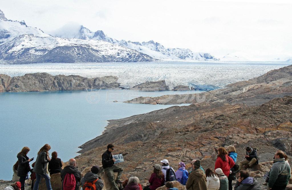湖の奥にはウプサラ氷河が広がる＝２０１４年１０月１６日、アルゼンチン・エル・カラファテ（藤原翔撮影）