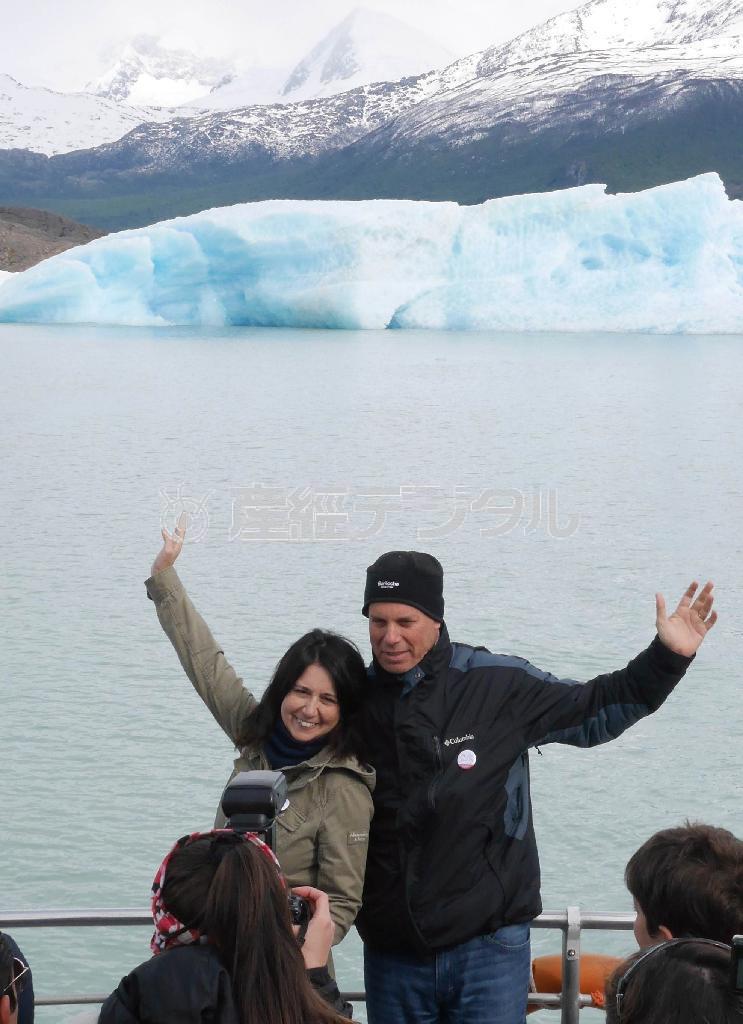 ウプサラ氷河へ向かうクルーズ船の甲板では、壮大な氷の塊と記念撮影できる＝２０１４年１０月１５日、アルゼンチン・エル・カラファテ（藤原翔撮影）