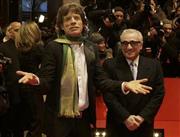 米映画監督、マーティン・スコセッシさん（右）と、英ロックバンド「ローリング・ストーンズ」のミック・ジャガーさん（左）＝２００８年２月７日、ドイツ・首都ベルリン（ＡＰ）