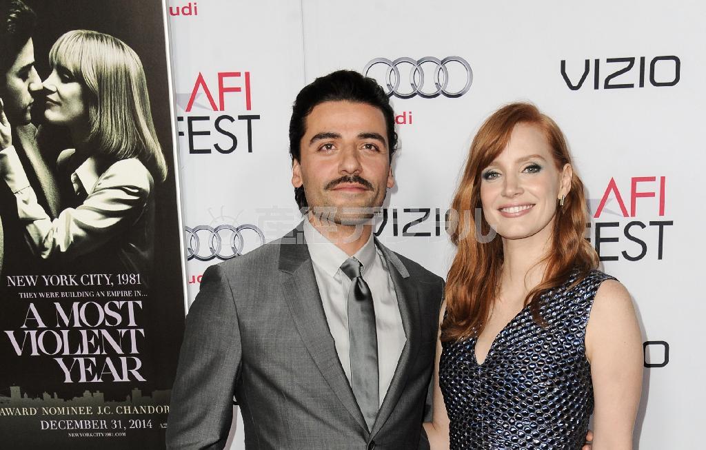 グアテマラ出身の俳優、オスカー・アイザックさん（左）と米女優、ジェシカ・チャステインさん＝２０１４年１１月６日、米カリフォルニア州ロサンゼルス（ＡＰ）