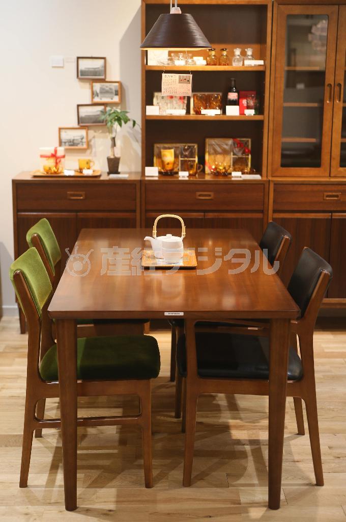 より若い層の顧客にアピールするブランド「カリモク６０＋（プラス）」のダイニングセット＝２０１４年１１月２１日、京都市中京区（志儀駒貴撮影）