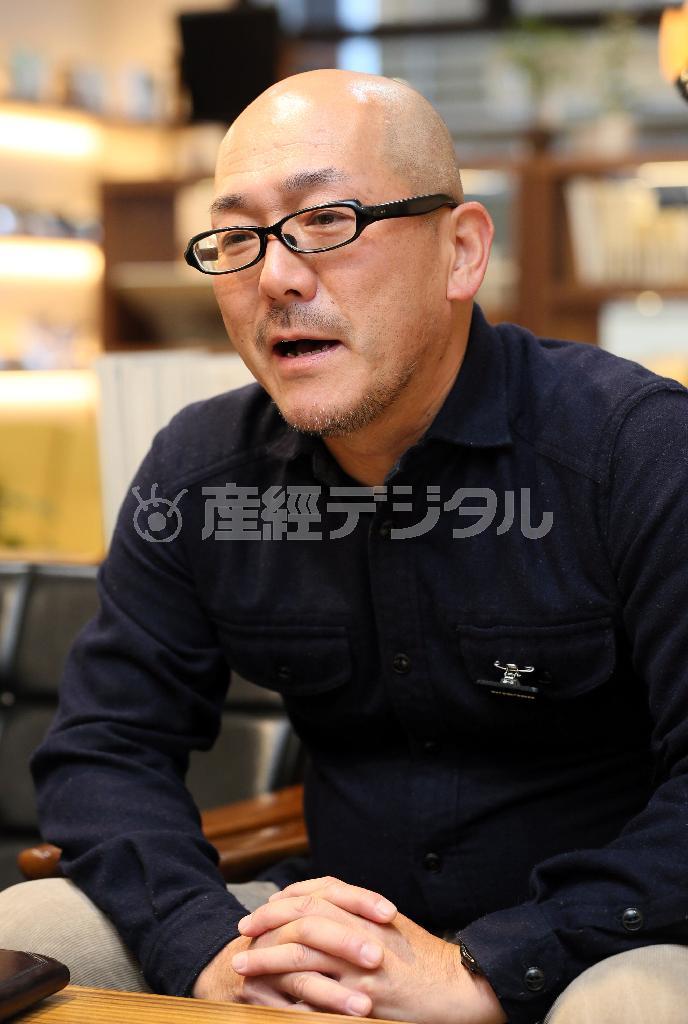 「長く使える飽きの来ないデザインが、若い人にも新鮮に映るのかも知れません」と語る青野英樹店長＝２０１４年１１月２１日、京都市中京区（志儀駒貴撮影）