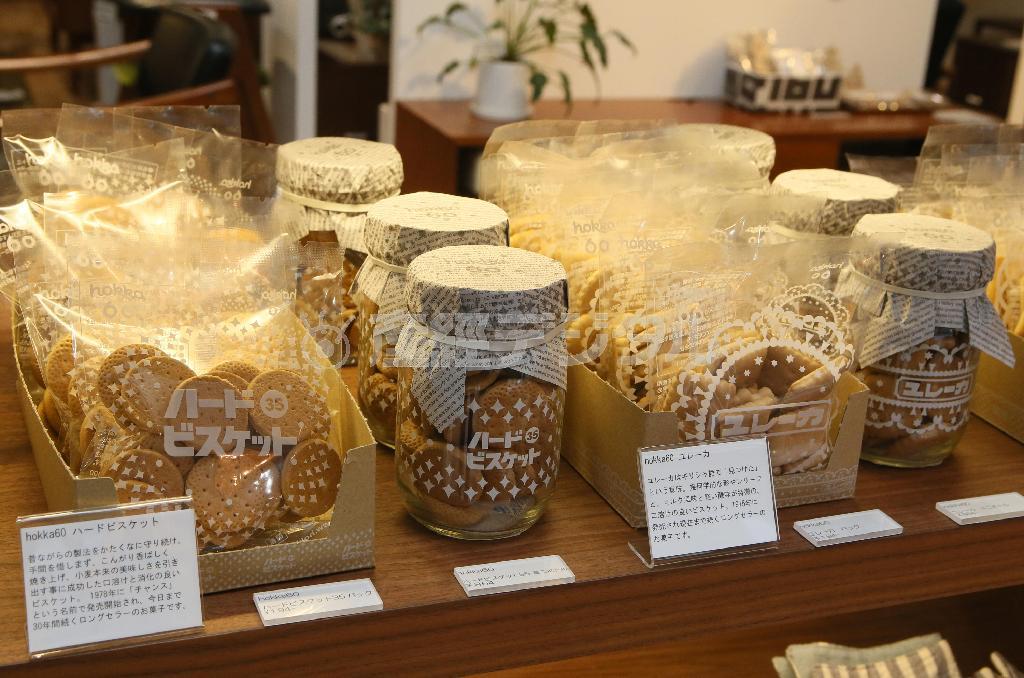 店内では、団塊世代には懐かしいビスケットなども売られている＝２０１４年１１月２１日、京都市中京区（志儀駒貴撮影）