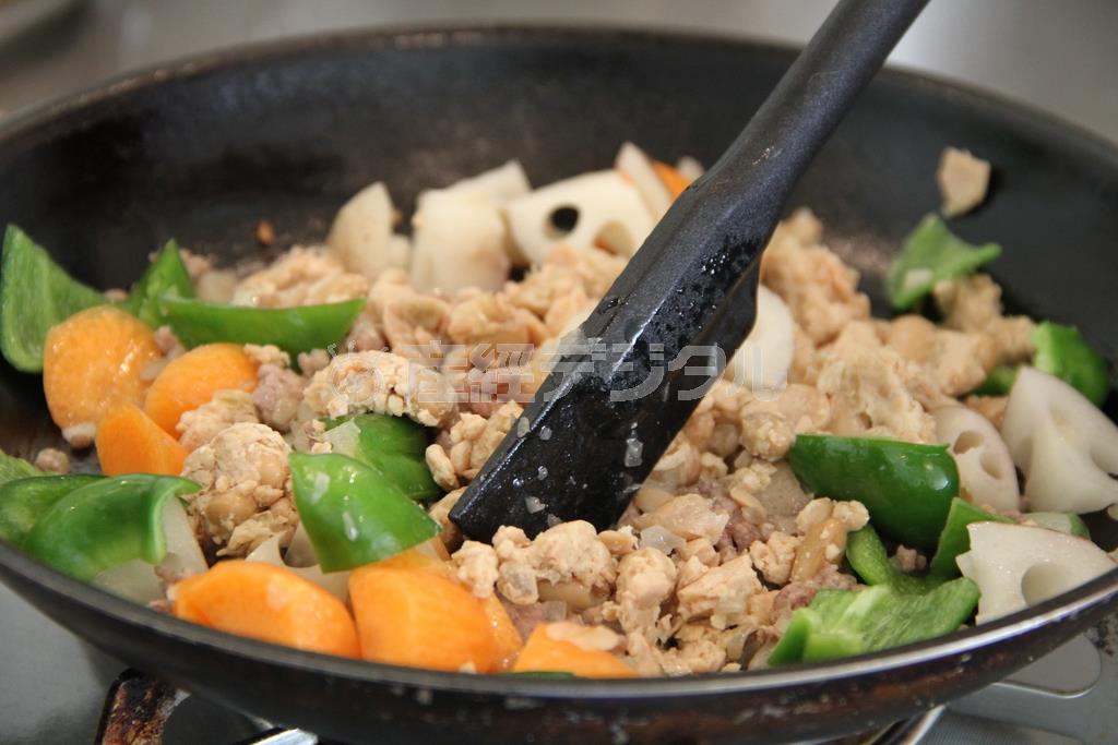 根菜と大豆のカレー（作り方３）＿＿野菜が柔らかくなったら、火を止めてカレールーを溶かして、再び火にかけ、とろみがつくまで煮る。皿にごはんを入れ、カレーを盛る。