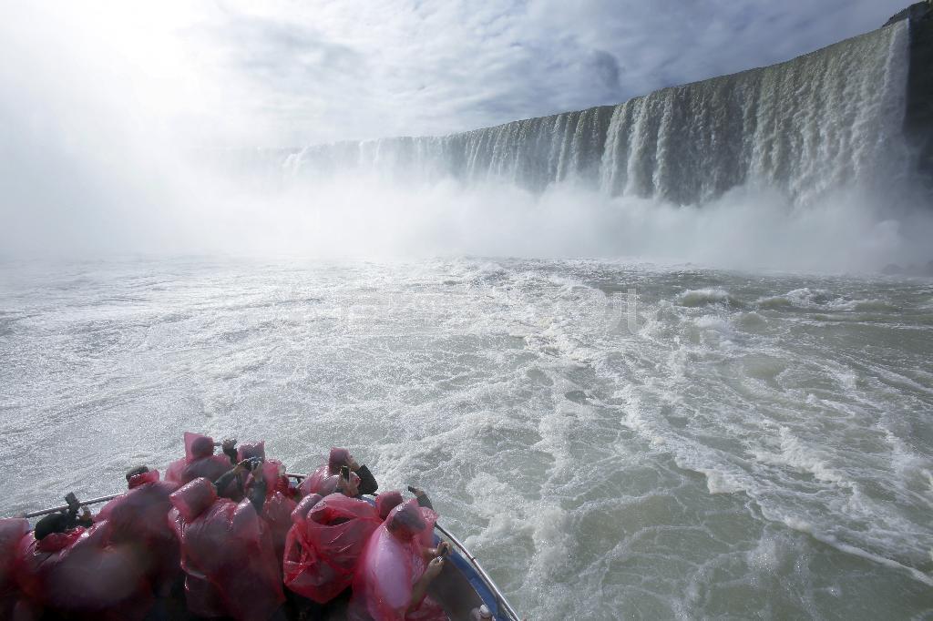 人物など大きさを比較できるものが写真に入っている方が滝の迫力がわかります＝２０１４年１０月６日、カナダ・オンタリオ州（須藤夕子さん撮影）