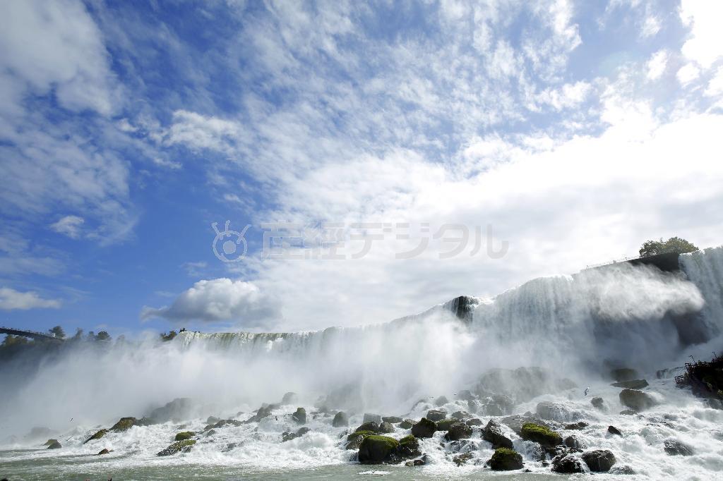 かなり水しぶきを浴びることになりますので。ホテルのアメニティーに付いている透明ビニールのシャンプーハットをカメラカバーにすることも有効です＝２０１４年１０月６日、カナダ・オンタリオ州（須藤夕子さん撮影）