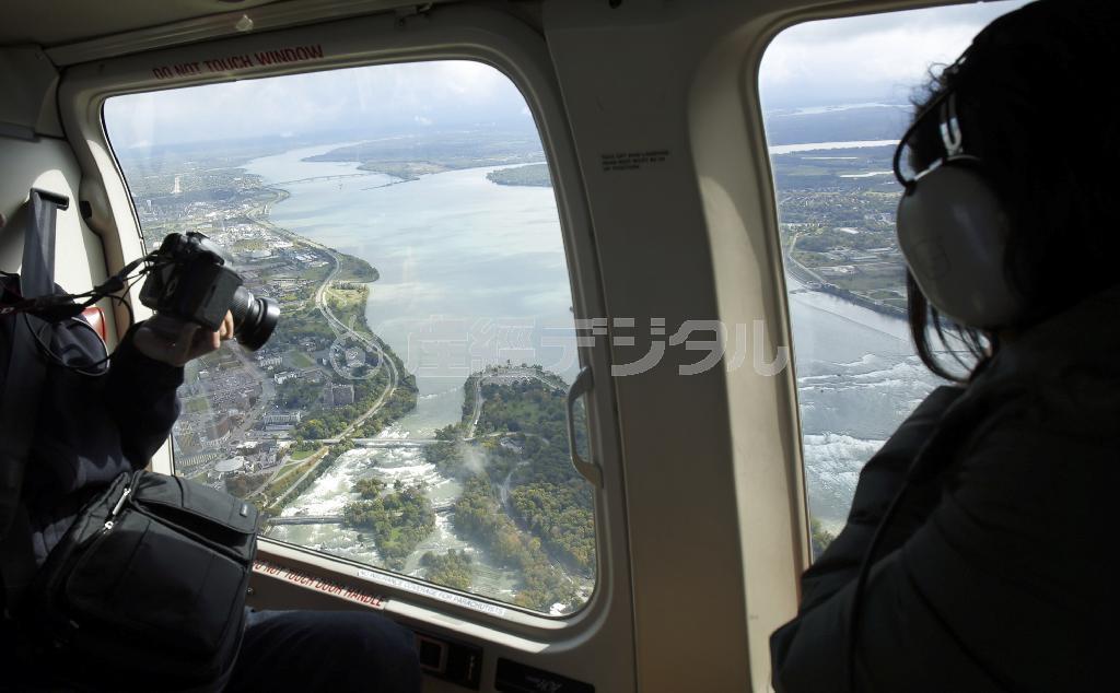ヘリコプターに乗ったら上空から広角レンズでも撮りましょう＝２０１４年１０月６日、カナダ・オンタリオ州（須藤夕子さん撮影）