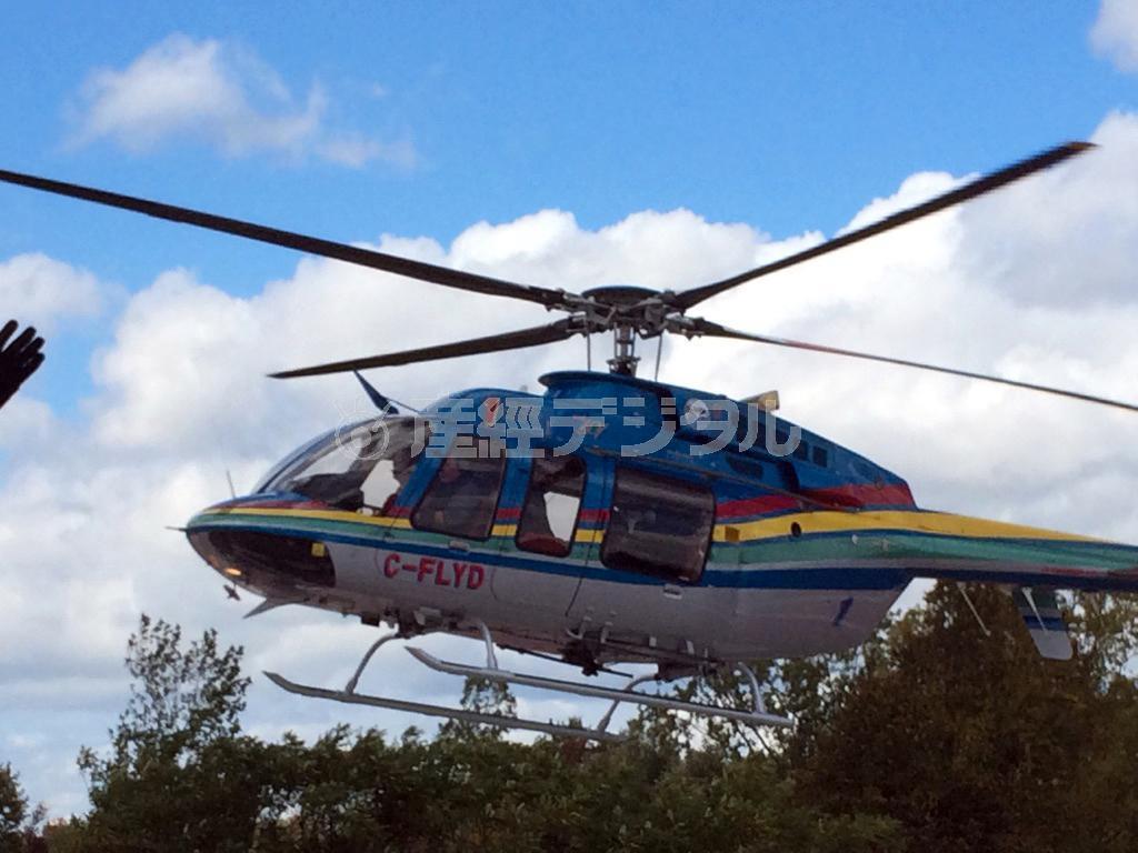 ヘリコプターツアーで空からナイアガラの滝を携帯カメラで撮影しました＝２０１４年１０月、カナダ・オンタリオ州（須藤夕子さん撮影）