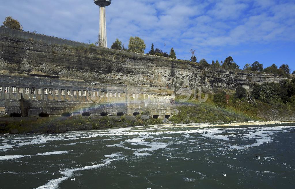 虹がいろんなところにできていますので、お見逃しのないように。少し暗めに撮影する方がくっきり写りますので、オートで撮影の場合はマイナス補正で調整しましょう＝２０１４年１０月６日、カナダ・オンタリオ州（須藤夕子さん撮影）