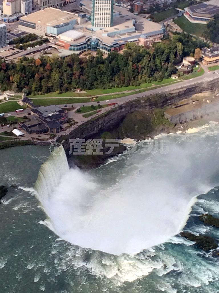 ナイアガラの滝。空から撮影するならば進行方向に向かって左の席の方が滝の真上から撮れます＝２０１４年１０月、カナダ・オンタリオ州（須藤夕子さん撮影）