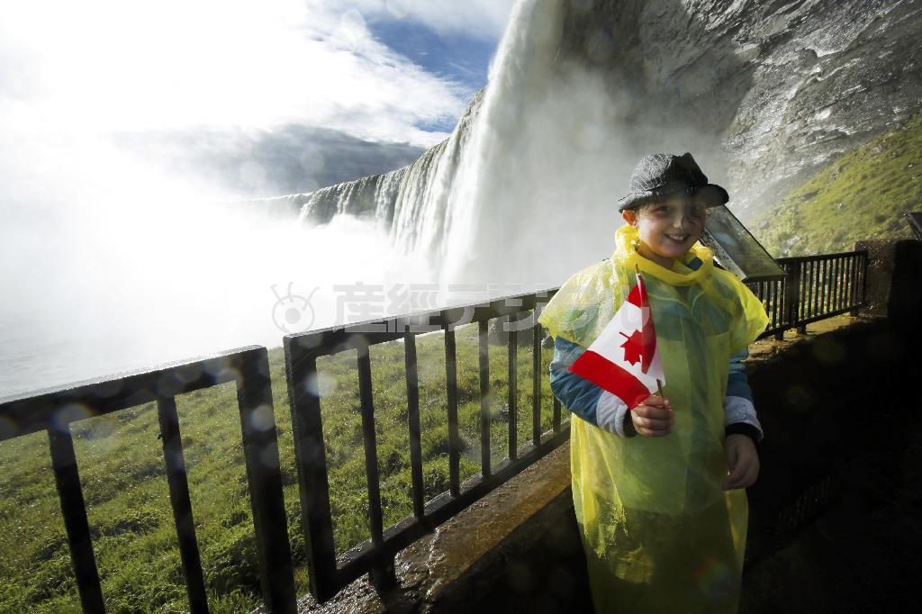 ナイアガラの滝の裏側。カメラがぬれますので、ここも防水カバーや保護レンズを付けた方がいいでしょう＝２０１４年１０月５日、カナダ・オンタリオ州（須藤夕子さん撮影）