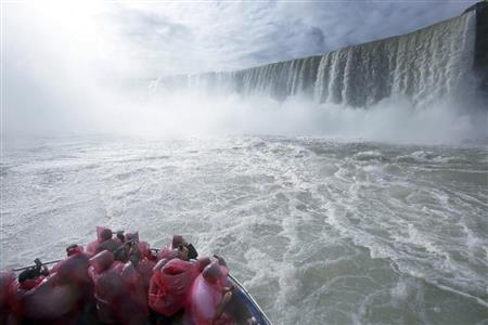 人物など大きさを比較できるものが写真に入っている方が滝の迫力がわかります＝２０１４年１０月６日、カナダ・オンタリオ州（須藤夕子さん撮影）