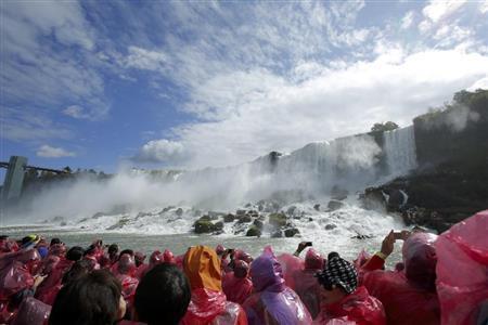 ナイアガラの滝。タオルの持参をおすすめします＝２０１４年１０月６日、カナダ・オンタリオ州（須藤夕子さん撮影）