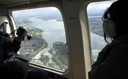 ヘリコプターに乗ったら上空から広角レンズでも撮りましょう＝２０１４年１０月６日、カナダ・オンタリオ州（須藤夕子さん撮影）