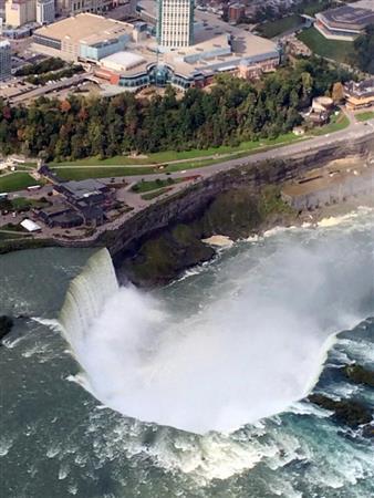 ナイアガラの滝。空から撮影するならば進行方向に向かって左の席の方が滝の真上から撮れます＝２０１４年１０月、カナダ・オンタリオ州（須藤夕子さん撮影）