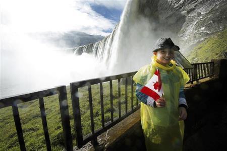 ナイアガラの滝の裏側。カメラがぬれますので、ここも防水カバーや保護レンズを付けた方がいいでしょう＝２０１４年１０月５日、カナダ・オンタリオ州（須藤夕子さん撮影）