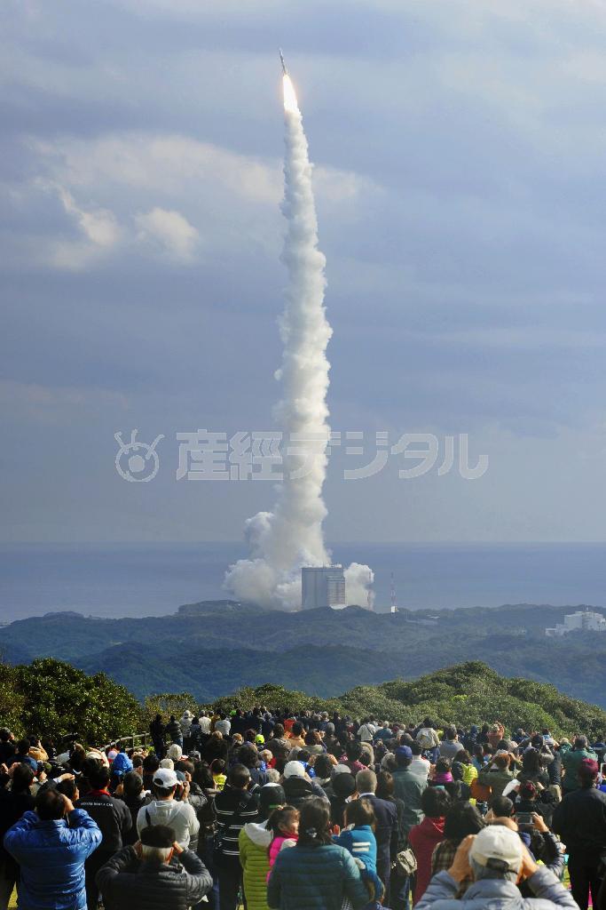 大勢の人が見守る中、小惑星探査機「はやぶさ２」を搭載して打ち上げられるＨ２Ａロケット２６号機＝２０１４年１２月３日午後１時２２分、鹿児島県・種子島（共同）